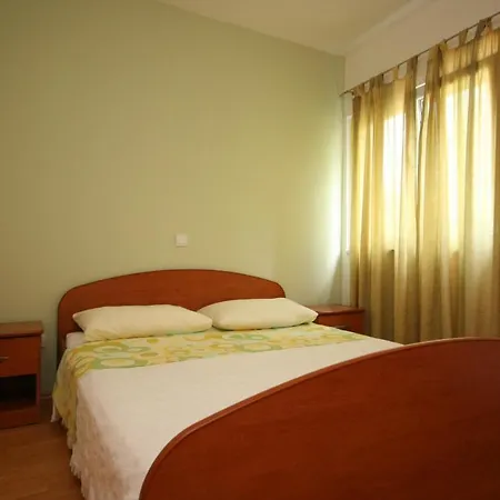 Apartman With A Parking Space - 6641 Makarska