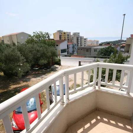 With A Parking Space - 6641