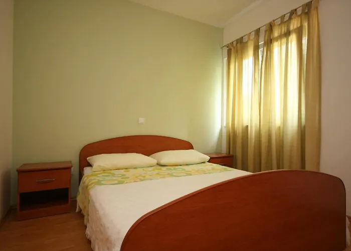 Apartman With A Parking Space - 6641 Makarska